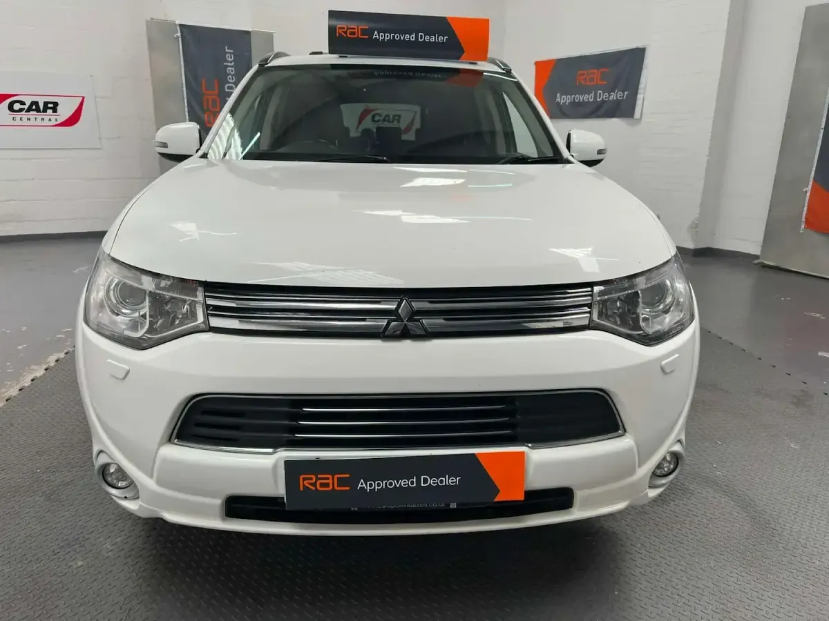 Used Mitsubishi Outlander P-HEV 2014 White Estate