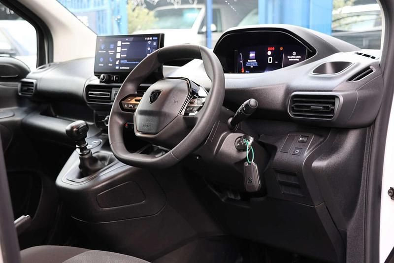 Used Peugeot Partner 131 HP (96 kW) 2024 White MPV