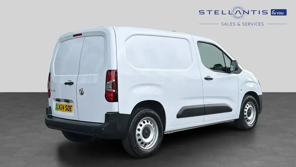 Used Vauxhall Combo 98 kW (134 HP) 2024 White MPV