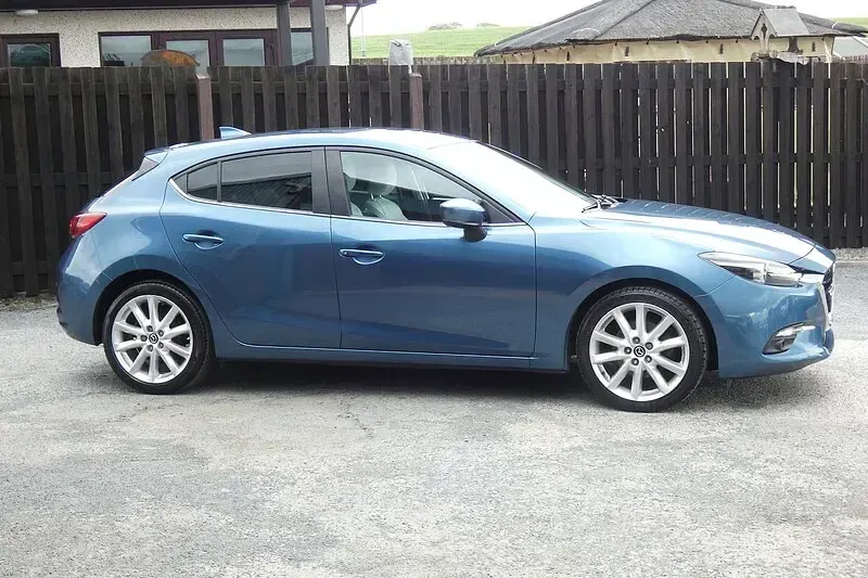 Used Mazda 3 Inclusive 120 HP (88 kW) 2018 Blue Hatchback