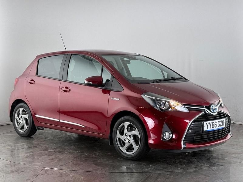 Used Toyota Yaris Hybrid 101 HP (74 kW) 2016 Red Hatchback