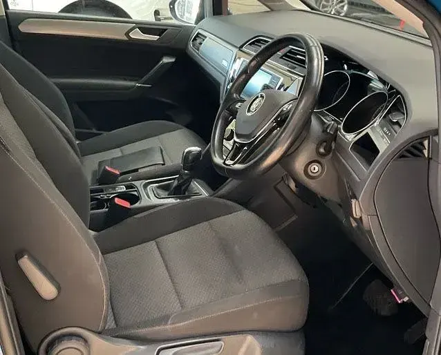Begagnad VW Touran SE 110 HK (80 kW) 2016 Blå Minibuss
