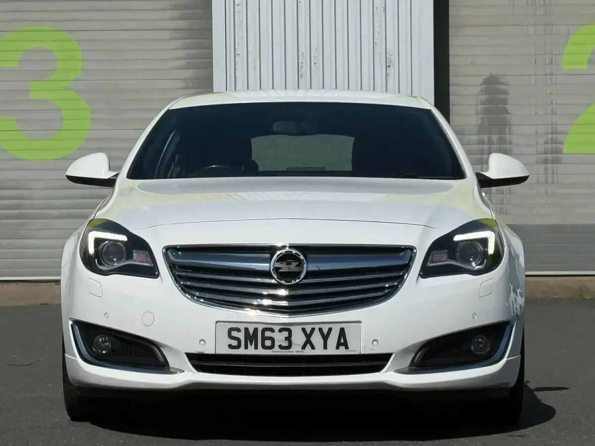 Used Vauxhall Insignia Edition 140 HP (102 kW) 2014 White Hatchback