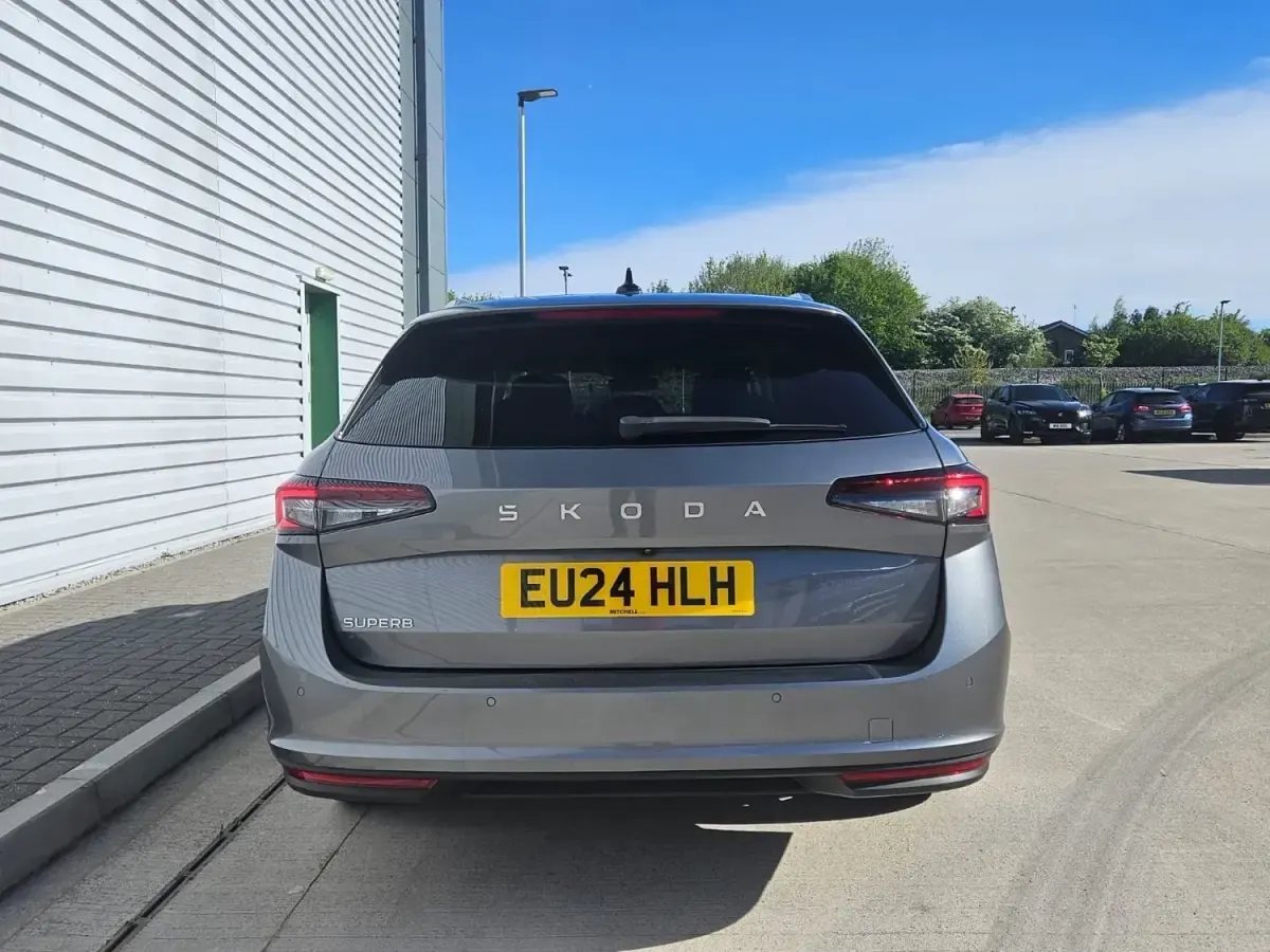 Usado Skoda Superb SE Technology 150 CV (110 kW) 2024 Gris Familiar