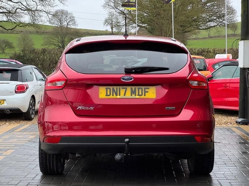 Used Ford Focus Zetec 125 HP (91 kW) 2017 Red Hatchback