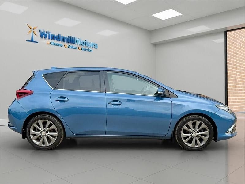 Used Toyota Auris 116 HP (85 kW) 2018 Blue Hatchback