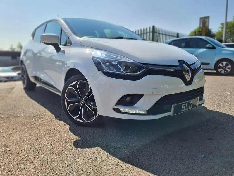 Used Renault Clio Iconic 110 HP (80 kW) 2018 White Hatchback