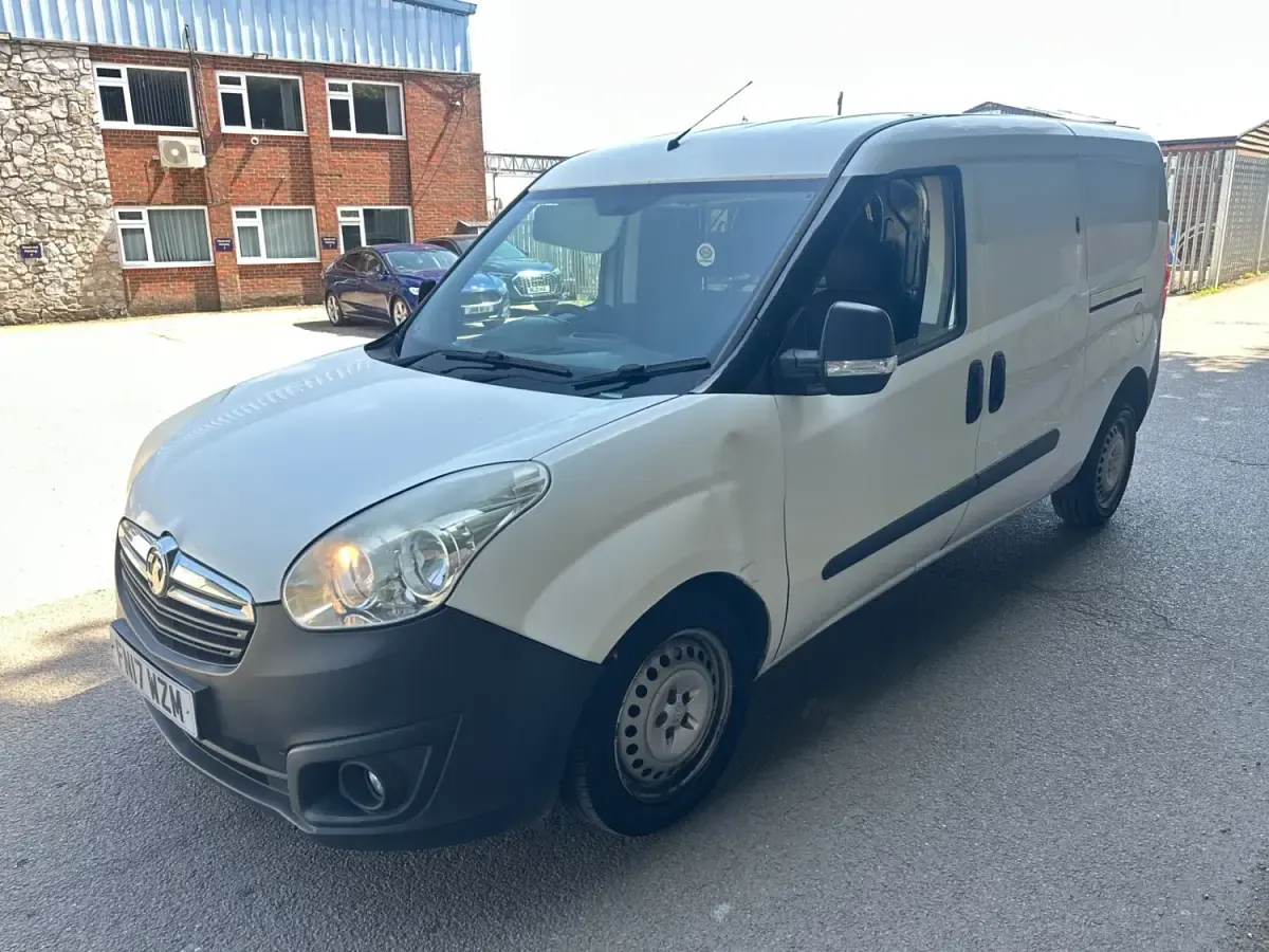 Usado Vauxhall Combo 105 CV (77 kW) 2017 Blanco Monovolumen