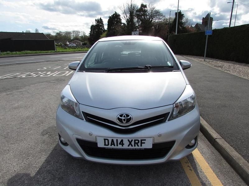 Used Toyota Yaris 99 HP (72 kW) 2014 Silver Hatchback
