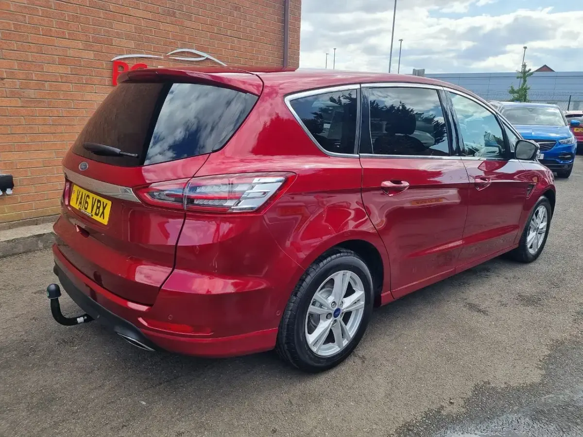 Used Ford S-MAX Titanium 180 HP (132 kW) 2016 Red MPV