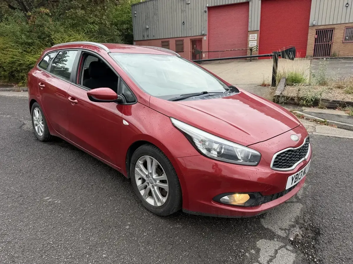 Used Kia Ceed 128 HP (94 kW) 2013 Red Hatchback