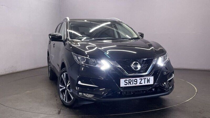 Black Used 2019 Nissan Qashqai N-Connecta SUV | £12,399 (Good price) - Image 1/4