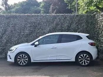 Used Renault Clio Iconic 85 HP (62 kW) 2020 White Hatchback