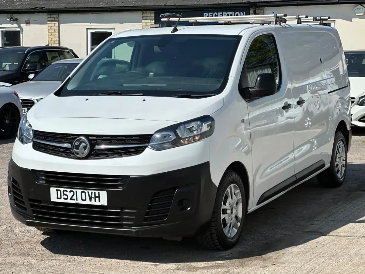 Second-hand Vauxhall Vivaro 120 CP (88 kW) 2021 Alb Monovolum