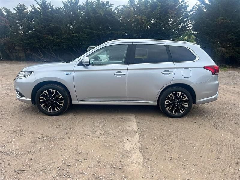 Used Mitsubishi Outlander 200 HP (147 kW) 2017 Silver SUV