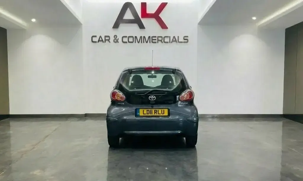 Usado Toyota Aygo 67 CV (49 kW) 2011 Gris Utilitario
