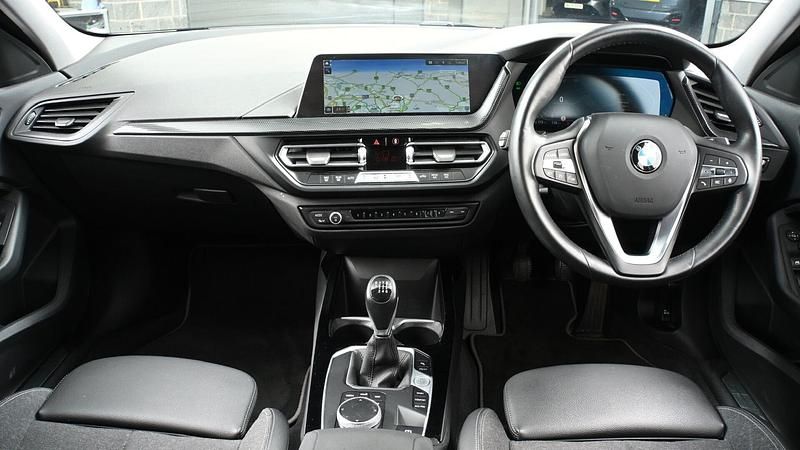 Used BMW 118 Sport Line 134 HP (98 kW) 2023 White Hatchback