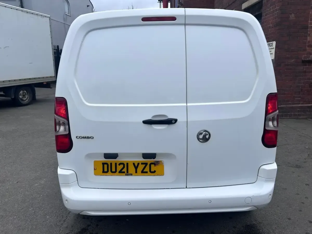 Usado Vauxhall Combo Sportive 100 CV (73 kW) 2021 Blanco Monovolumen