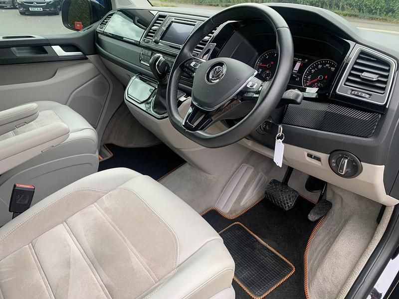 Used VW Caravelle Executive 205 HP (150 kW) 2016 Black MPV
