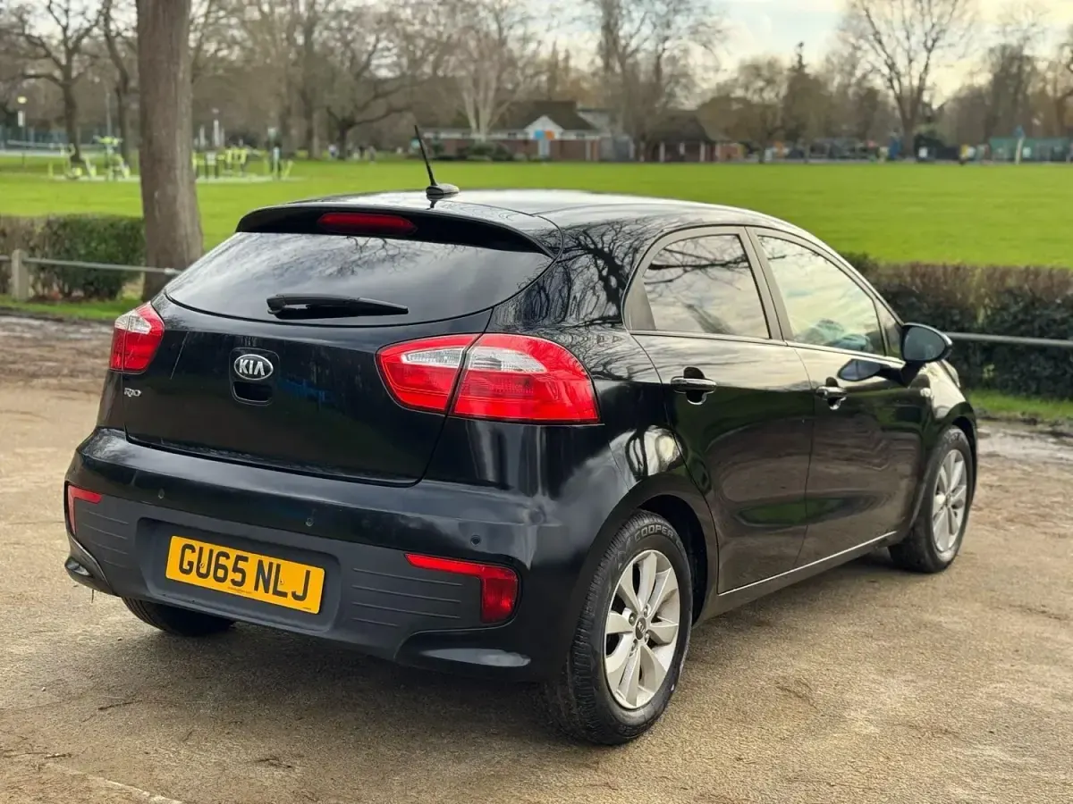 Begagnad Kia Rio 2015 Svart Halvkombi