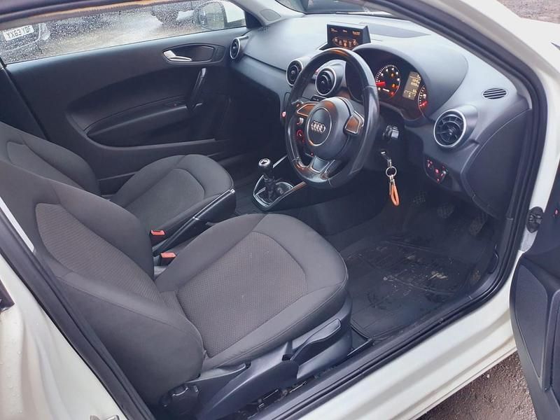 Begagnad Audi A1 86 HK (63 kW) 2011 Vit Halvkombi