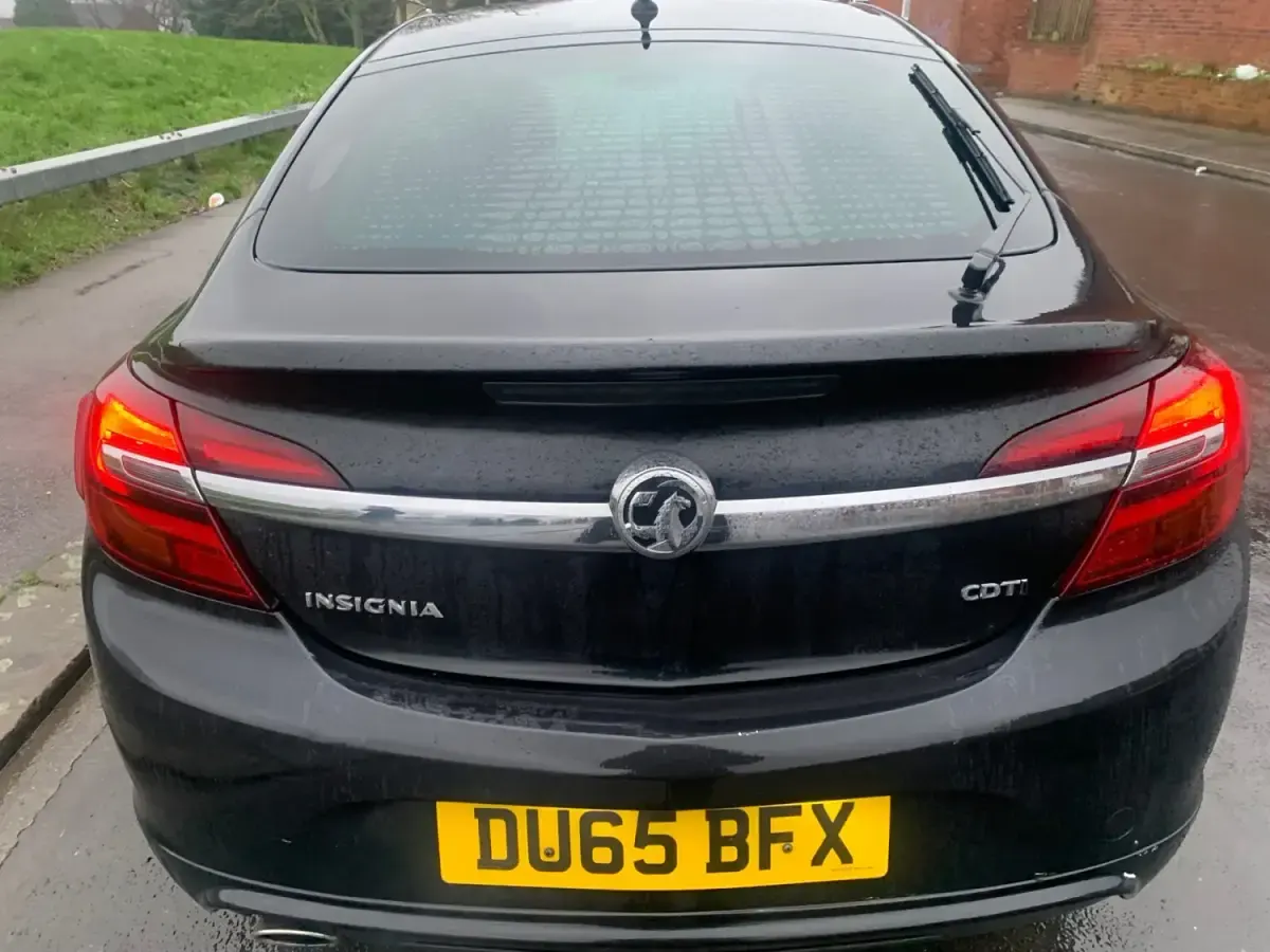 Usado Vauxhall Insignia SRi 136 CV (100 kW) 2015 Negro Utilitario