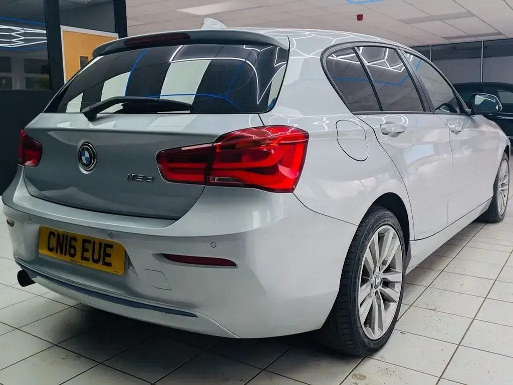 Usado BMW 118 Sport Line 150 CV (110 kW) 2016 Plateado Utilitario