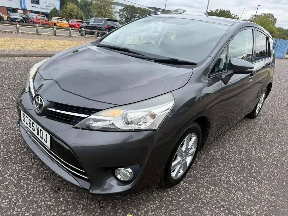 Used Toyota Verso 112 HP (82 kW) 2015 Grey MPV