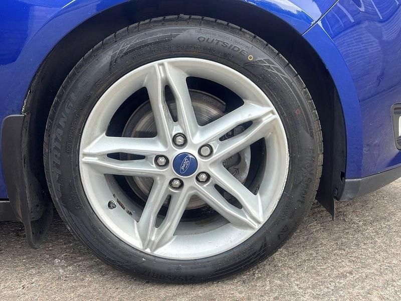 Used Ford Focus Zetec 125 HP (91 kW) 2015 Blue Hatchback