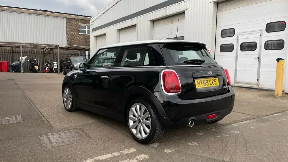 Używany Mini Cooper Classic 134 KM (98 kW) 2020 Czarny Hatchback