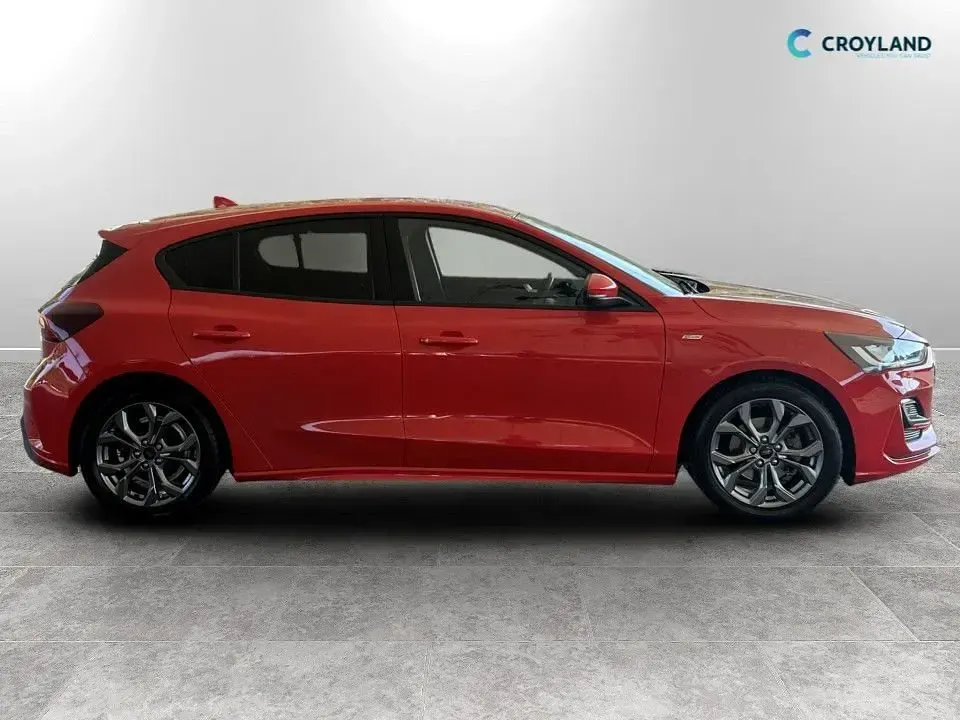 Used Ford Focus ST-Line 125 HP (91 kW) 2023 Red Hatchback