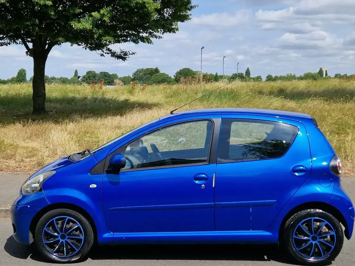 Used Toyota Aygo 67 HP (49 kW) 2010 Blue Hatchback