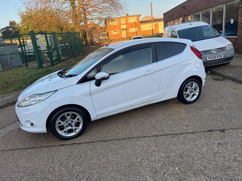 Used Ford Fiesta Zetec 82 HP (60 kW) 2012 White Hatchback