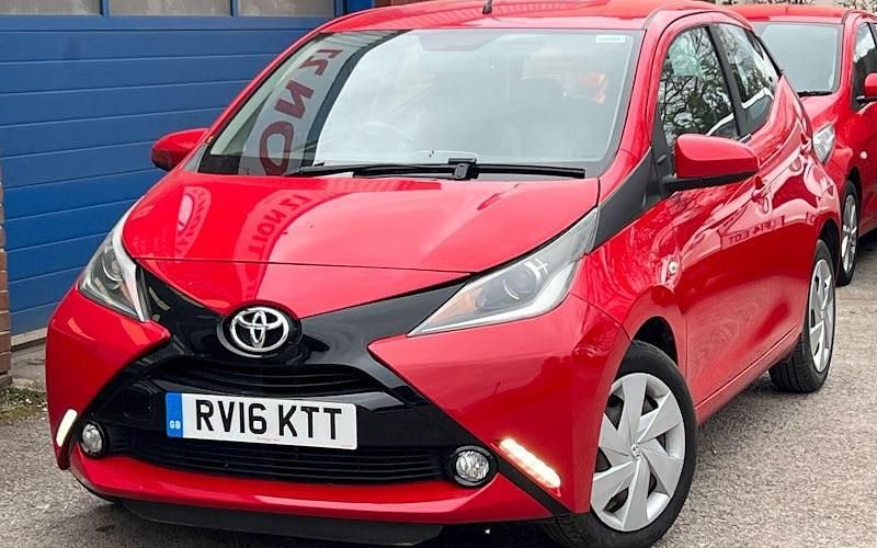 Usado Toyota Aygo X-play 69 HP (50 kW) 2018 Citadino