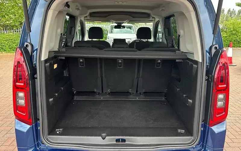 Second-hand Vauxhall Combo Elite 131 CP (96 kW) 2021 Albastru Monovolum