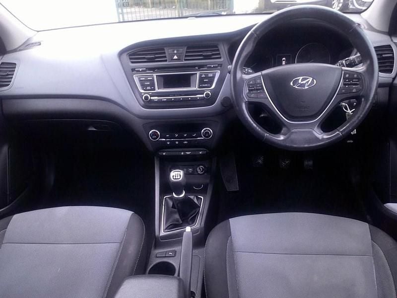 Used Hyundai i20 Premium SE 84 HP (61 kW) 2015 White Hatchback