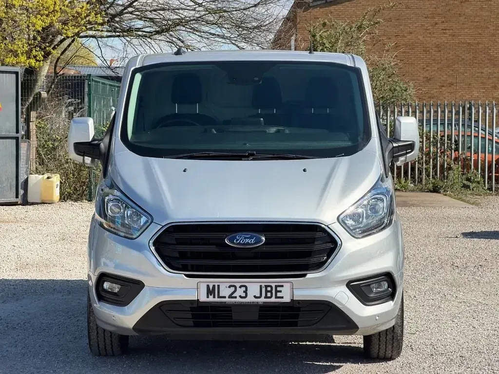Käytetty Ford Transit Custom Limited 130 HP (95 kW) 2023 Hopea Van