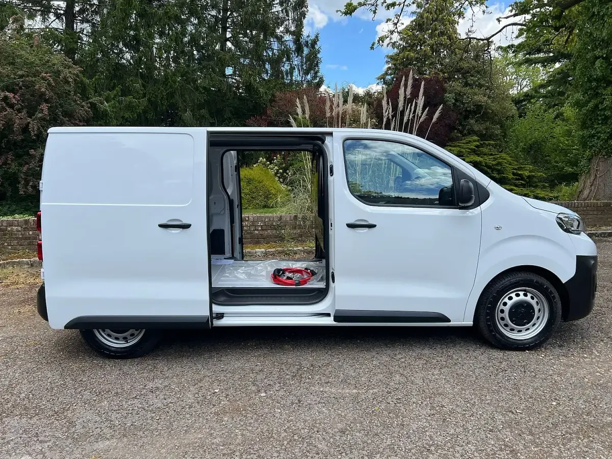Used Peugeot e-Expert 75 kW (102 HP) 2024 White Van
