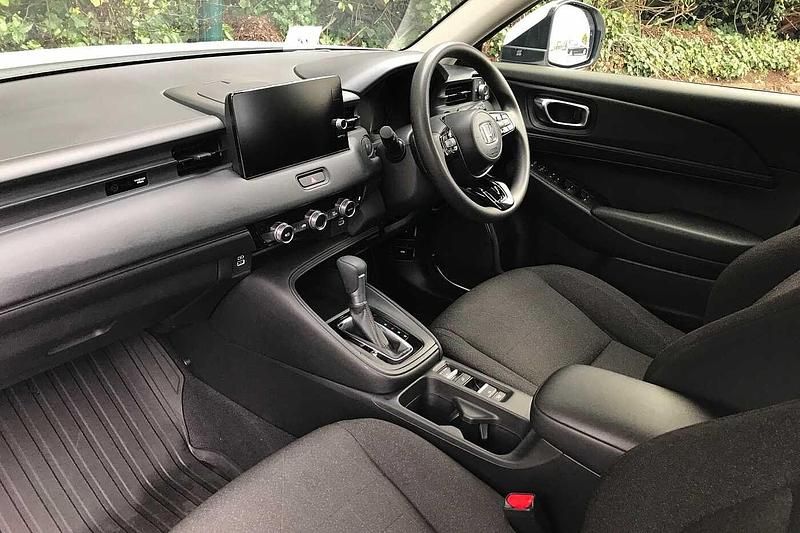 Used Honda HR-V Elegance 131 HP (96 kW) 2023 Platinum white SUV