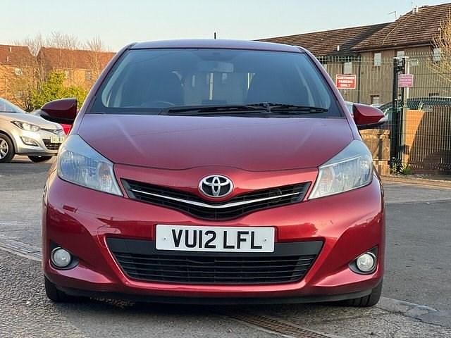Begagnad Toyota Yaris SR 101 HK (74 kW) 2012 Röd Halvkombi