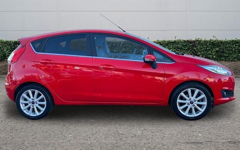 Used Ford Fiesta Titanium 125 HP (91 kW) 2017 Red Hatchback
