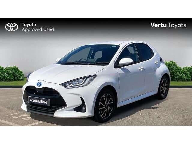 Used Toyota Yaris Hybrid Design 116 HP (85 kW) 2023 White Hatchback