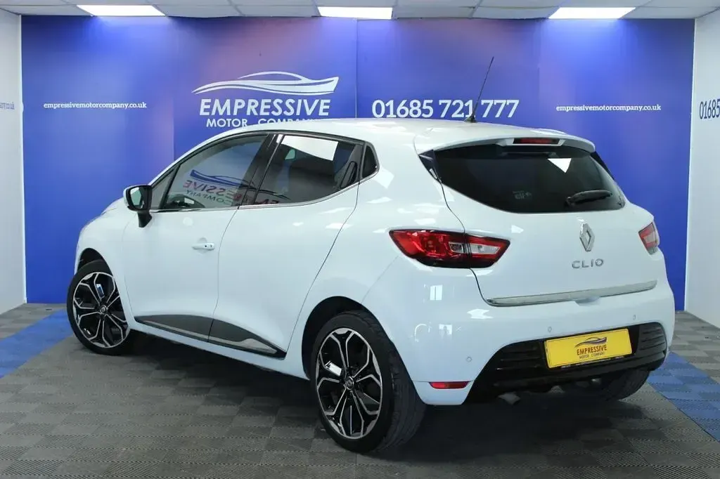Used Renault Clio Iconic 75 HP (55 kW) 2019 White Hatchback
