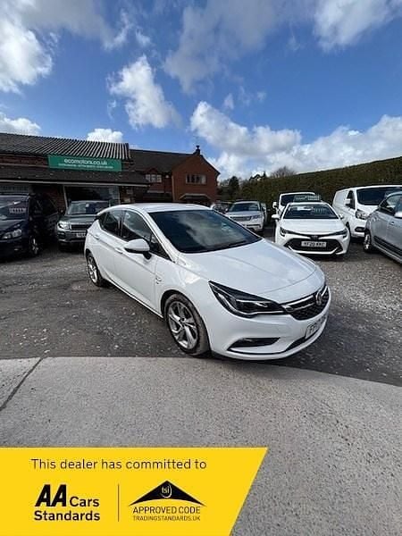 Used Vauxhall Astra SRi 150 HP (110 kW) 2017 White Hatchback