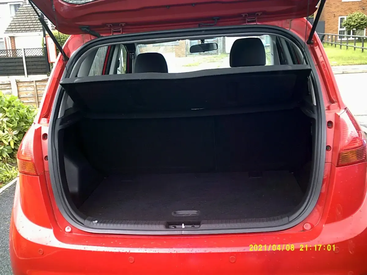 Used Kia Venga 125 HP (91 kW) 2010 Red Hatchback