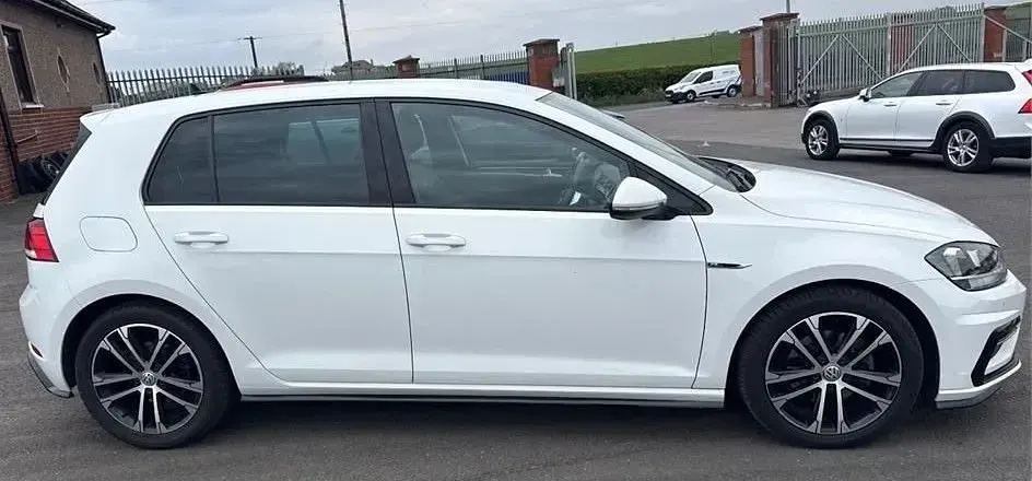 Begagnad VW Golf VII R-line 150 HK (110 kW) 2019 Vit Halvkombi