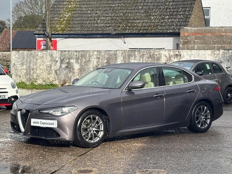 Used Alfa Romeo Giulia Saloon Super 200 HP (147 kW) 2018 Vesuvio grey Sedan
