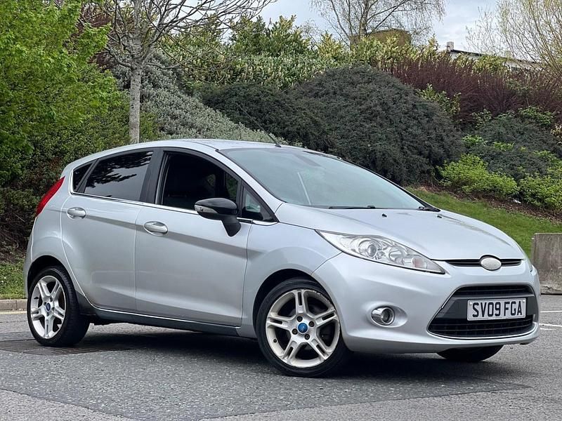 Used Ford Fiesta Titanium 96 HP (70 kW) 2009 Silver Hatchback