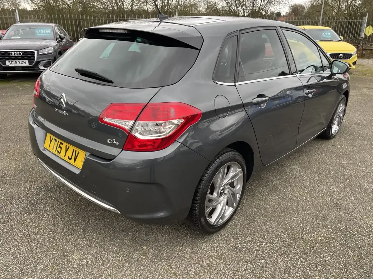 Usado Citroën C4 Start 115 HP (84 kW) 2015 Cinzento Citadino
