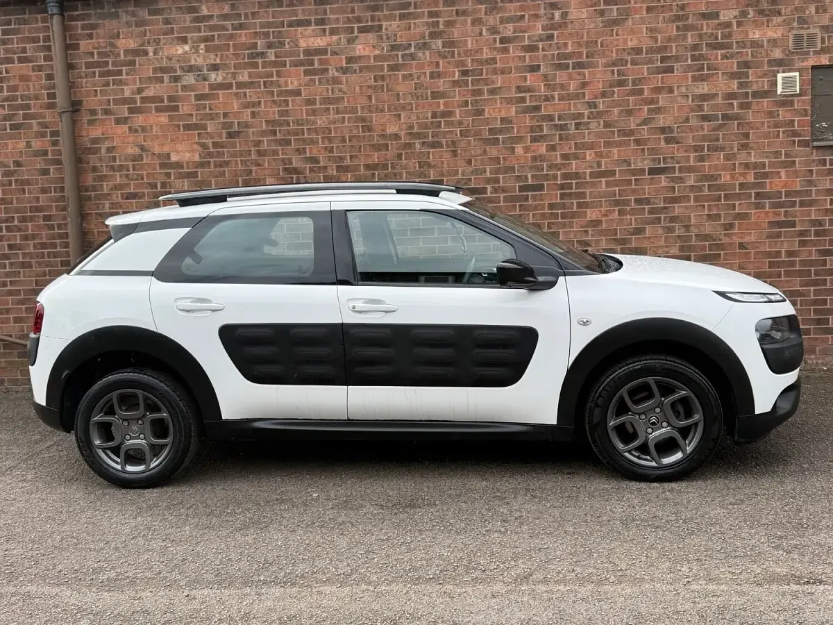 Used Citroën C4 Cactus Feel 82 HP (60 kW) 2015 White Hatchback